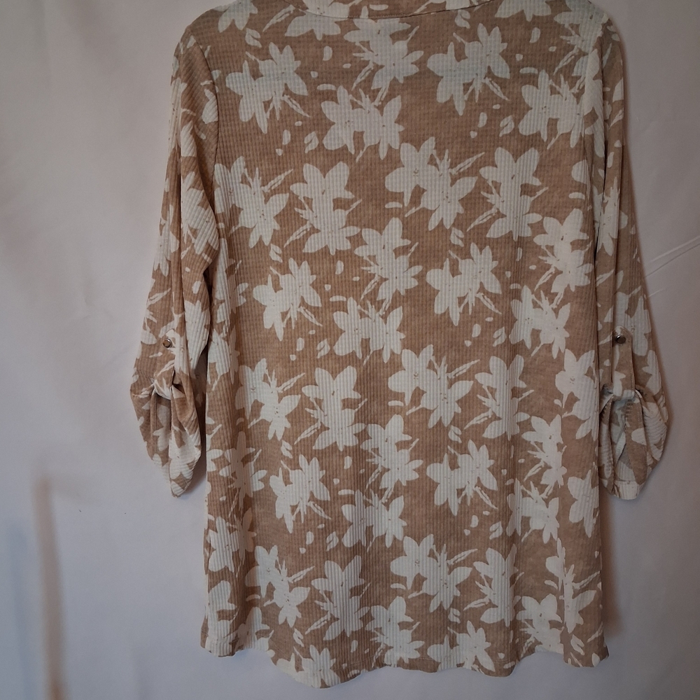 Emily Daniels Beige Floral Button-Front Tunic Blouse - Picture 2 of 2